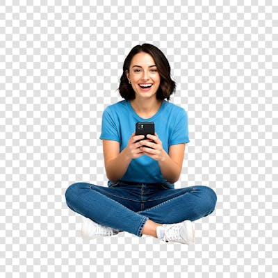 Uma jovem mulher caucasiana cabelo curto está sentada de pernas cruzadas segurando um smartphone sorrindo