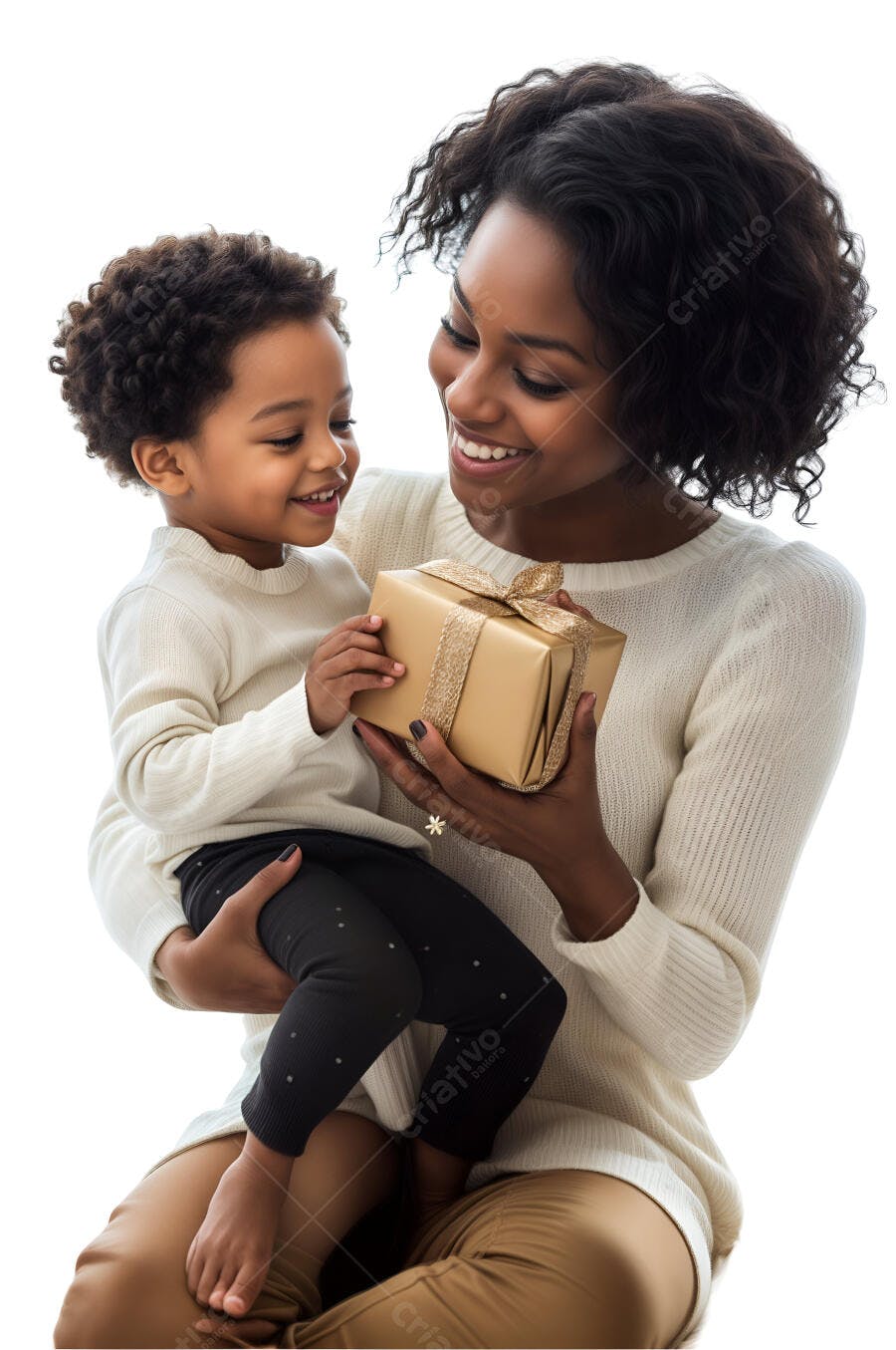 Mãe e filha negra abrindo presente dourado