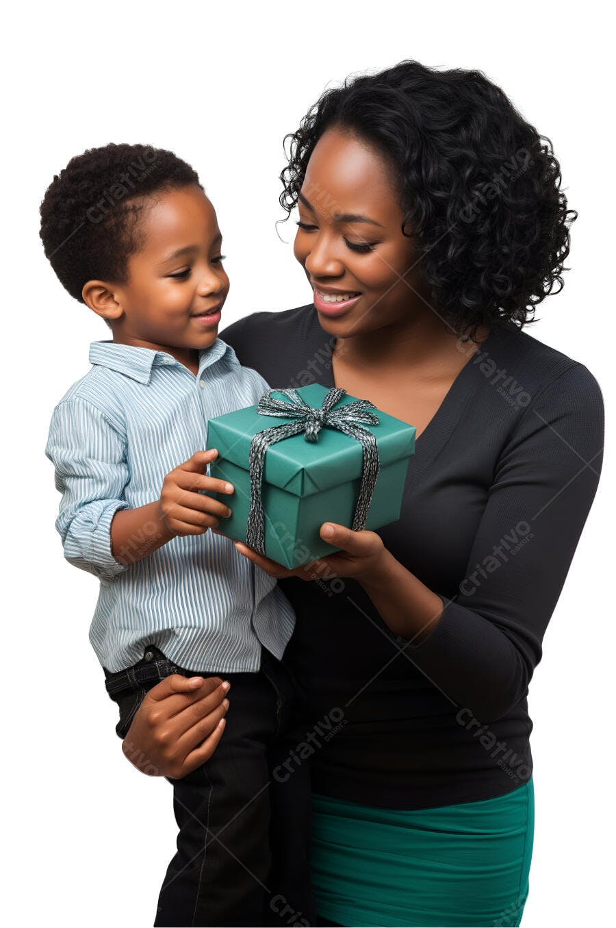 Menino dando presente para mãe negra