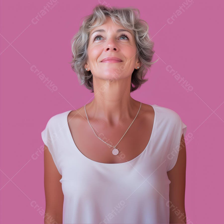 Mulher madura olhando para cima fundo rosa