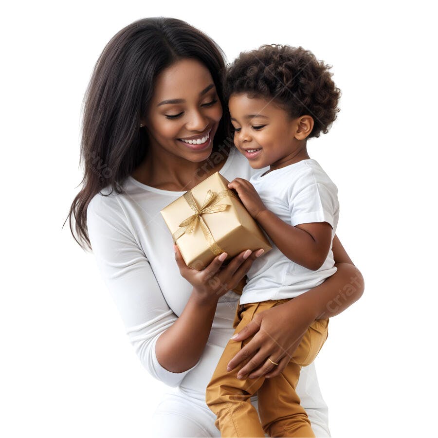 Mãe negra feliz com filho e presente dourado