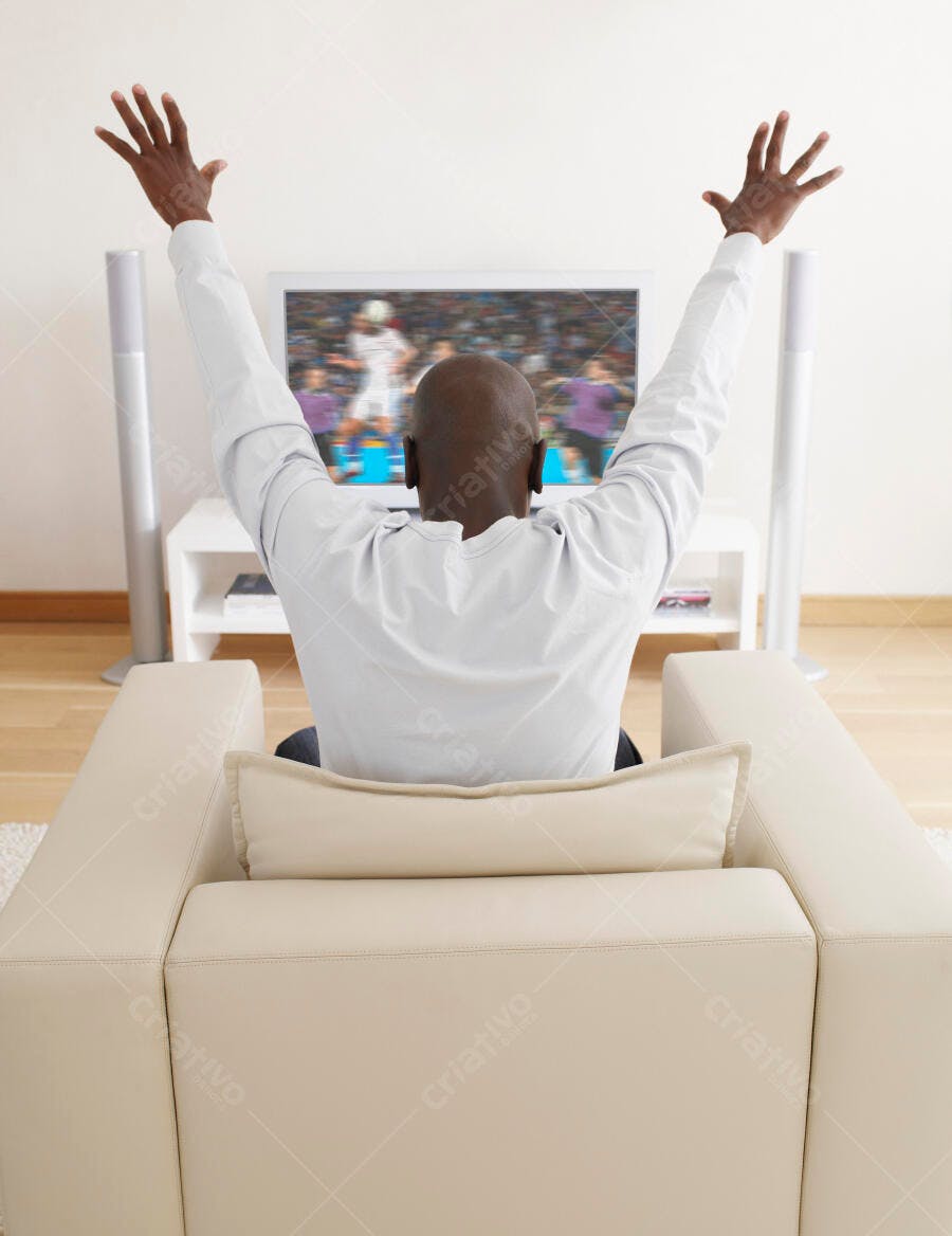 Homem assistindo jogo de basquete na TV