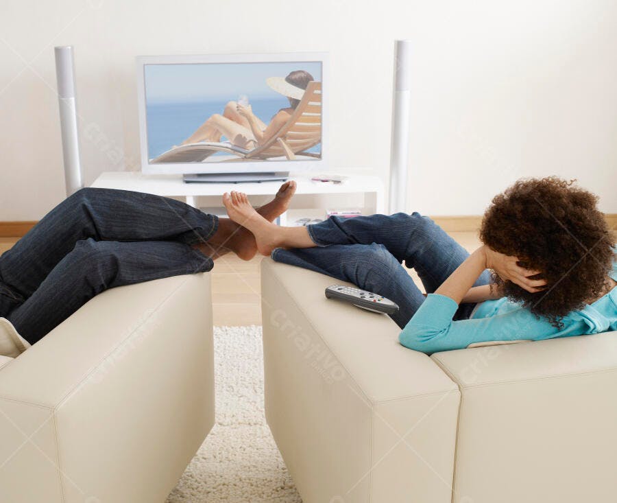 Casal assistindo TV em casa
