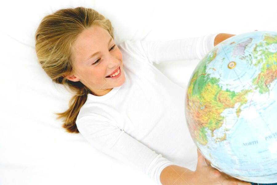 Menina feliz com globo terrestre