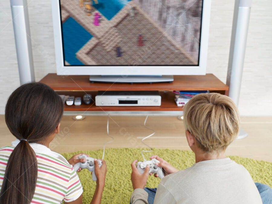 Crianças jogando videogame na sala