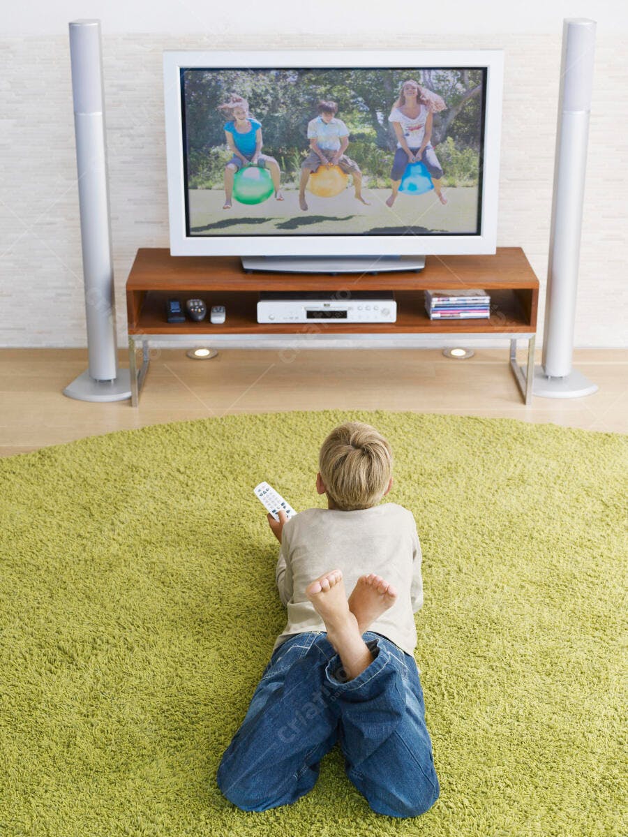 Menino assistindo TV programa infantil