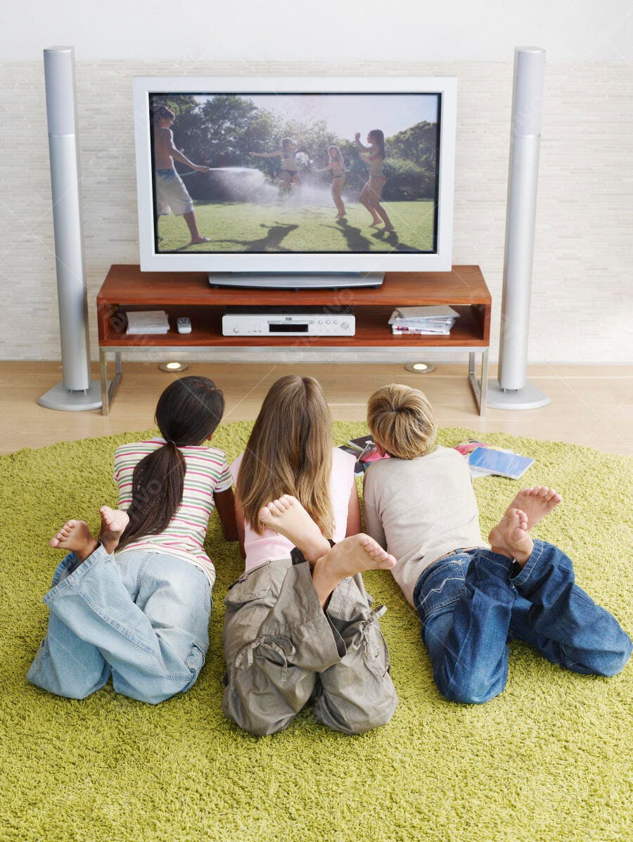Crianças assistindo TV em casa