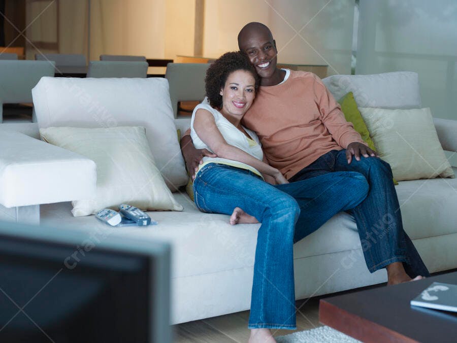 Casal afro-americano relaxando em sofá