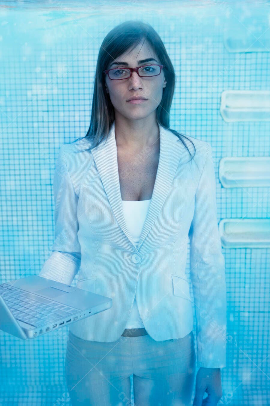 Mulher executiva com laptop piscina fundo azul
