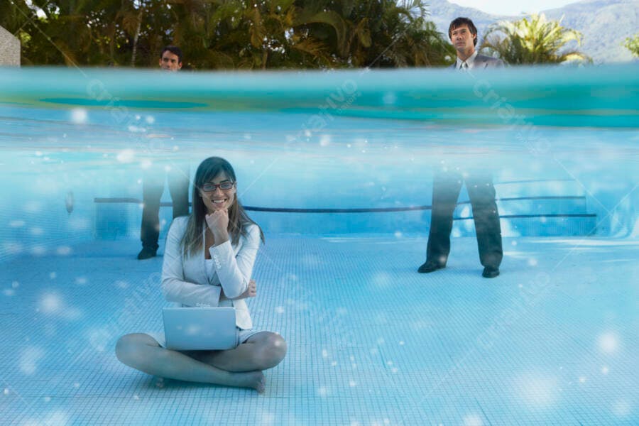 Mulher executiva na piscina com laptop