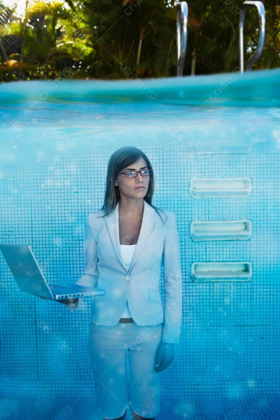 Mulher de negócios submersa com laptop piscina