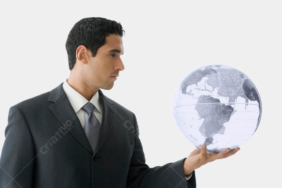 Homem de Negócios segurando globo terrestre