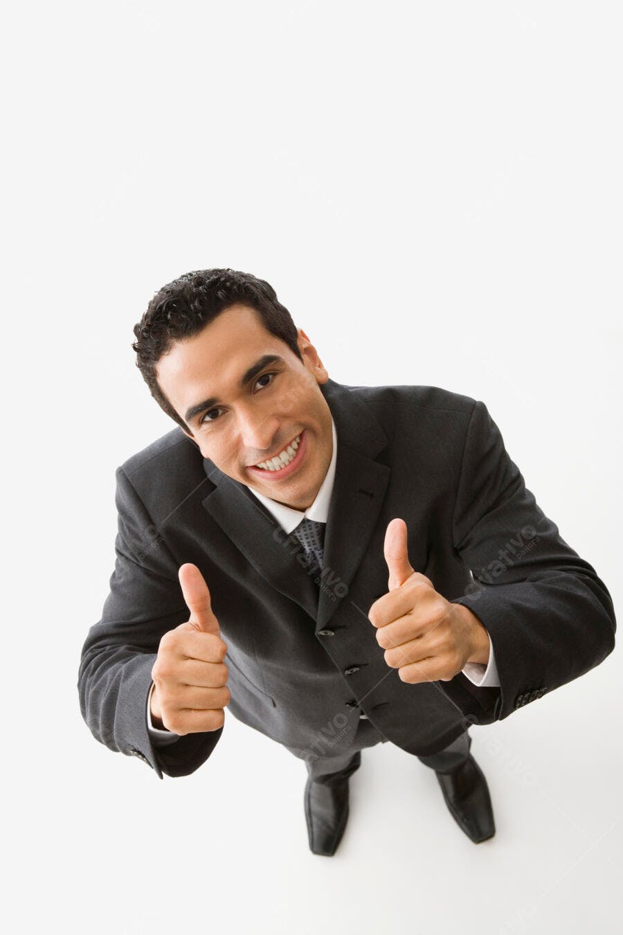 Homem de terno mostrando dois polegares para cima