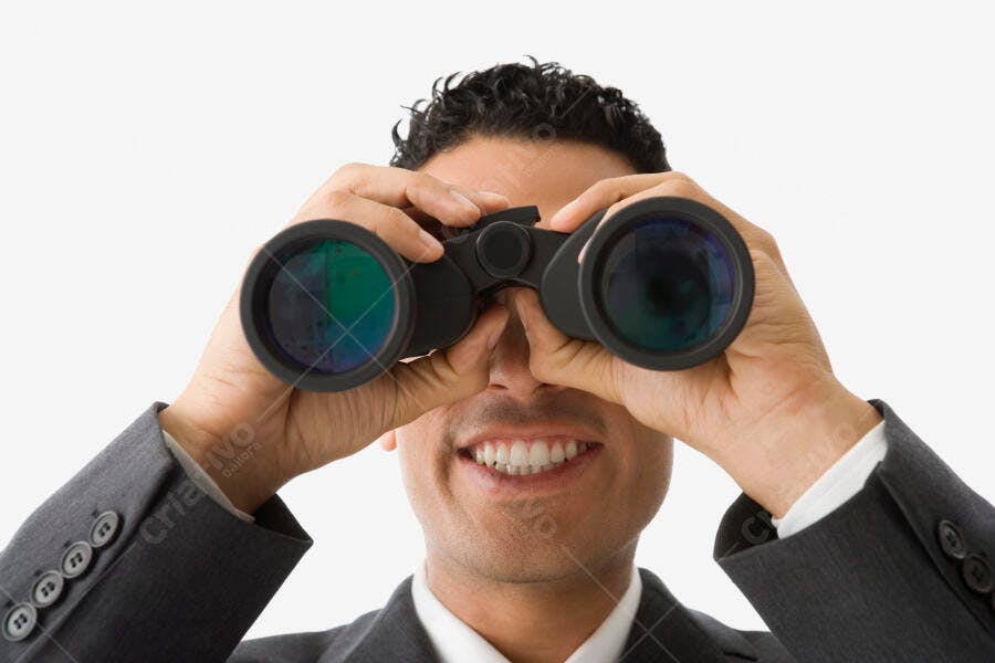 Homem de Negócios Observando com Binóculos
