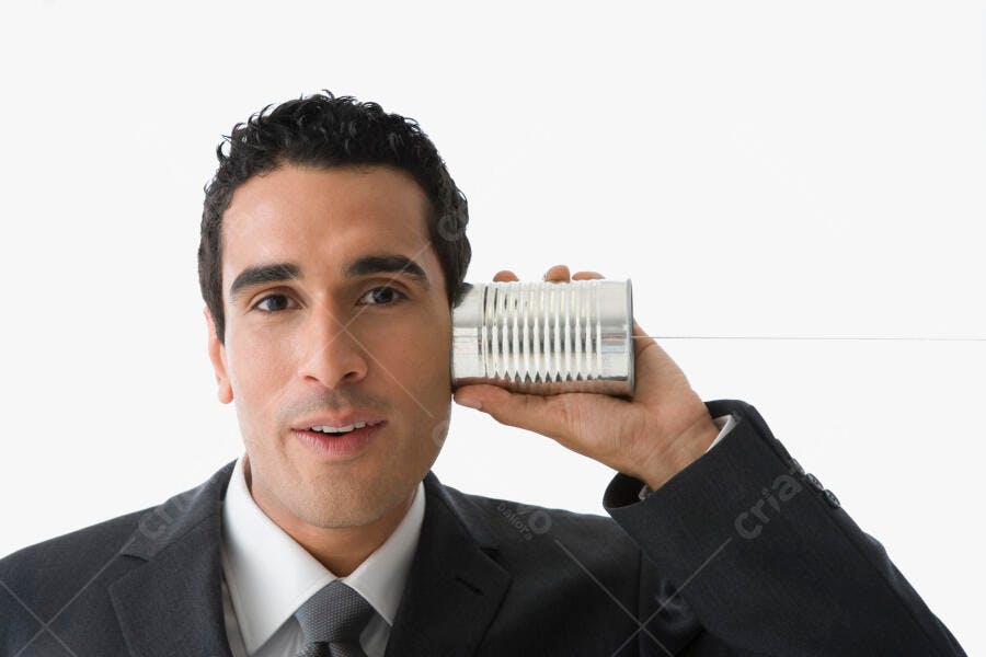 Homem de Negócios usando telefone de latas