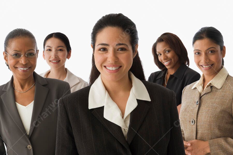 Mulheres executivas sorrindo em grupo