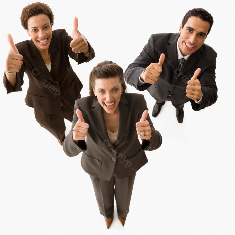 Equipe de negócios mostrando aprovação com polegar para cima