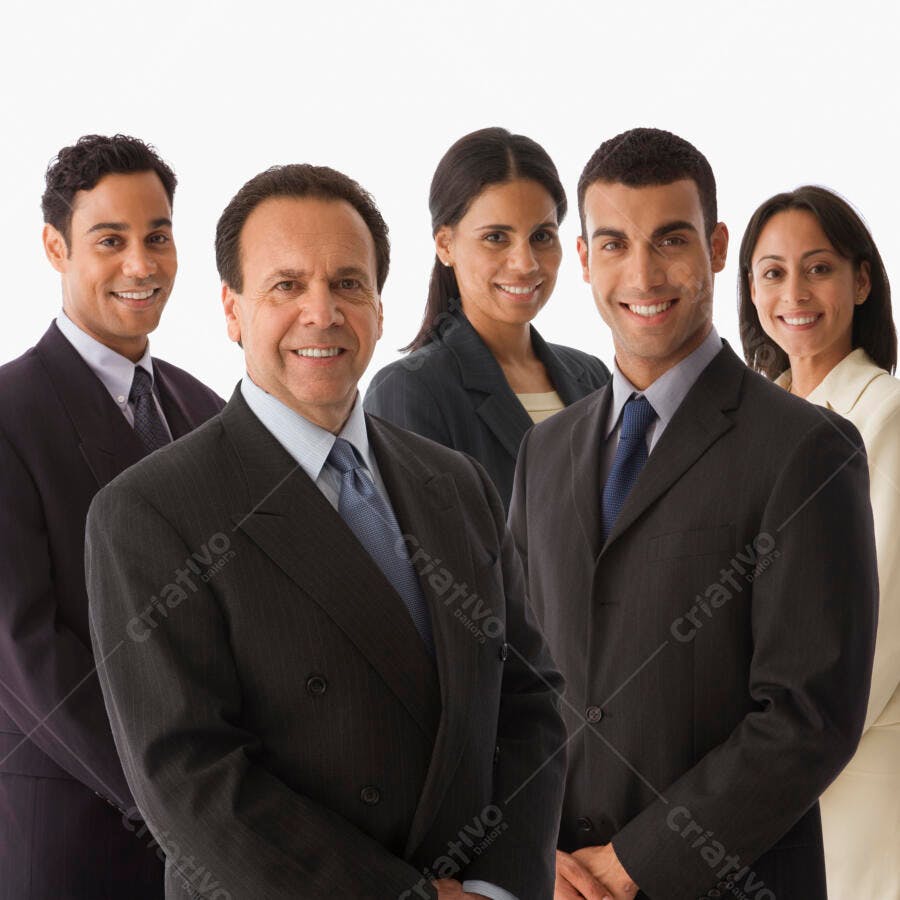 Equipe de executivos sorrindo fundo branco