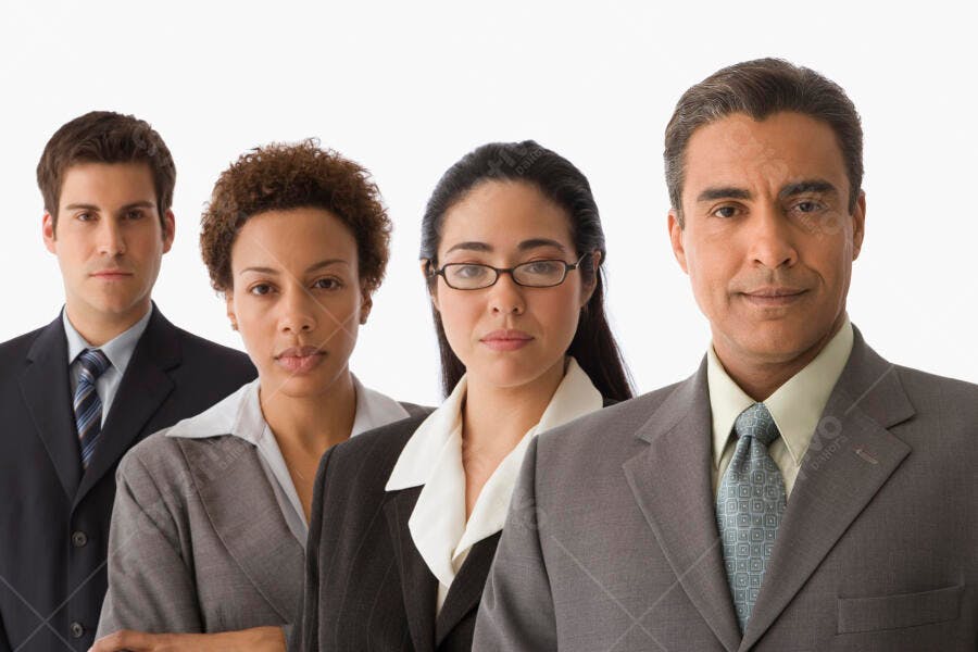 Equipe de negócios diversificada em trajes formais