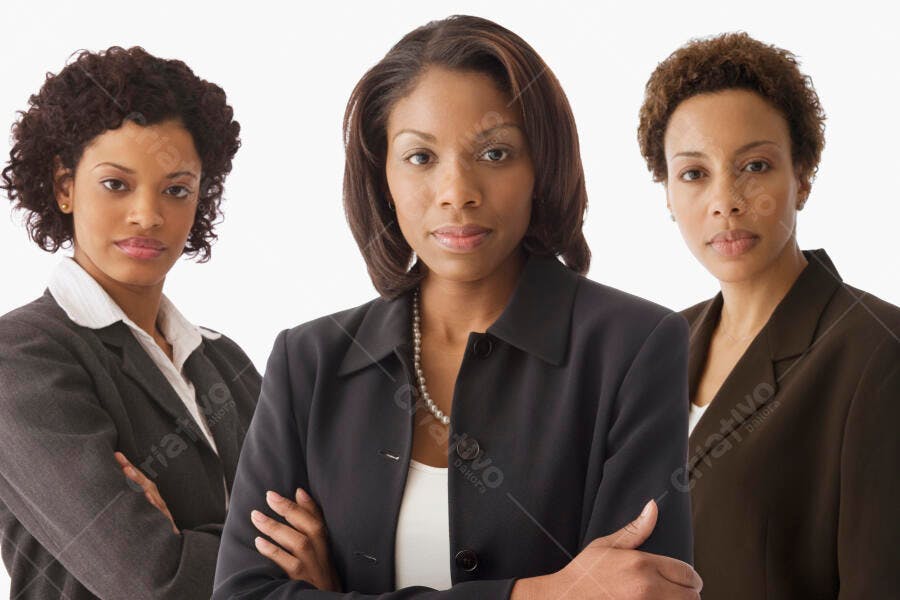 Mulheres negras em ternos profissionais