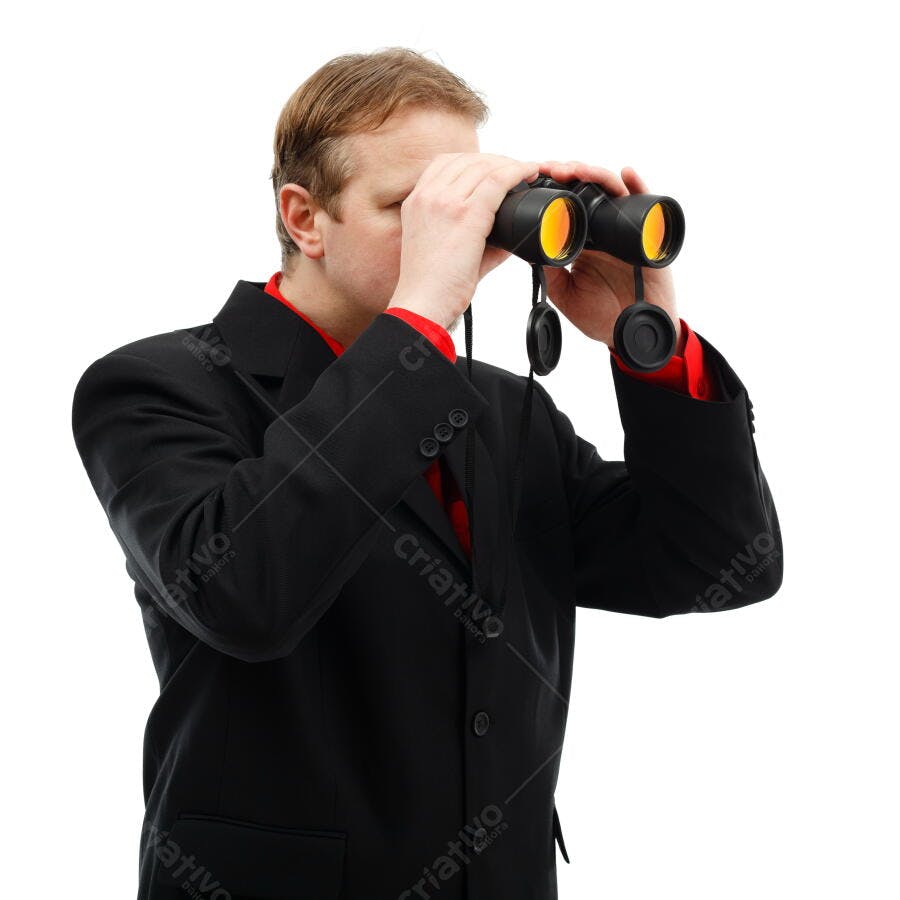Homem de terno preto usando binóculos