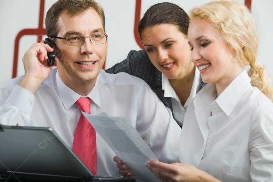 Equipe de negócios analisando documentos