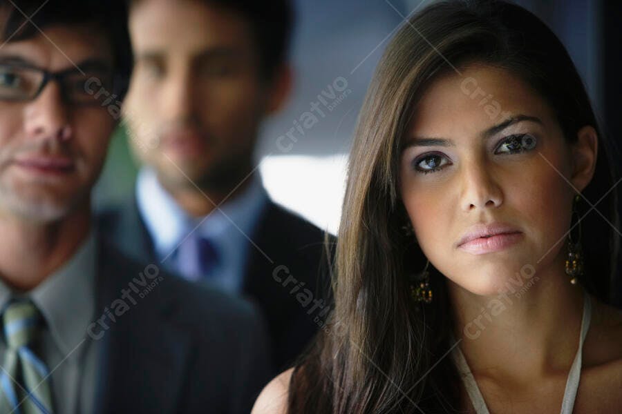 Mulher executiva com colegas desfocados