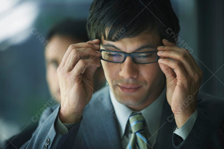 Homem de Negócios Ajustando Óculos
