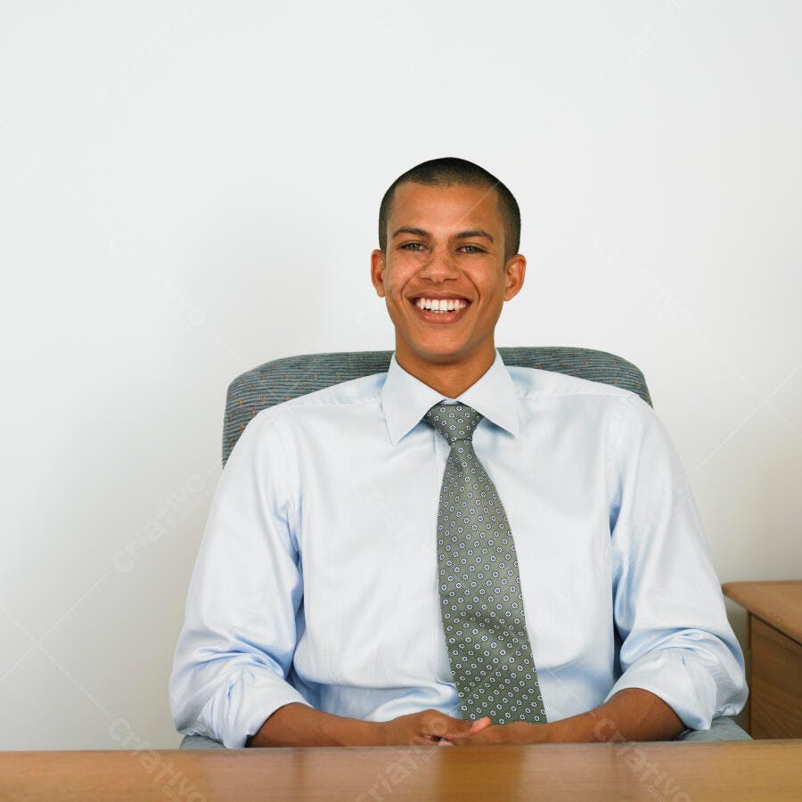Homem negro sorridente em escritório