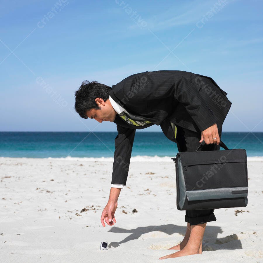 Homem de negócios na praia procurando algo