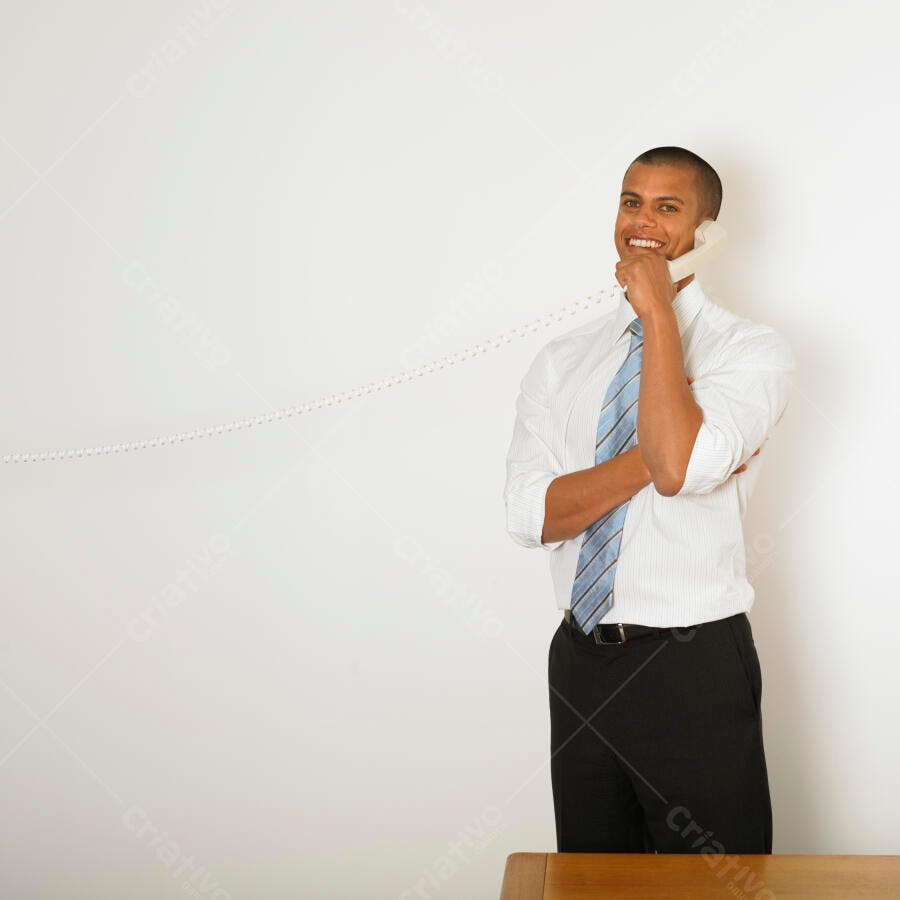 Homem de Negócios ao Telefone Sorrindo