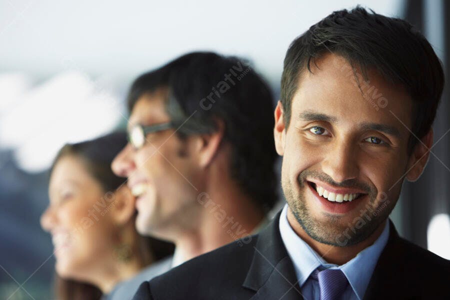 Homem sorrindo em equipe de trabalho
