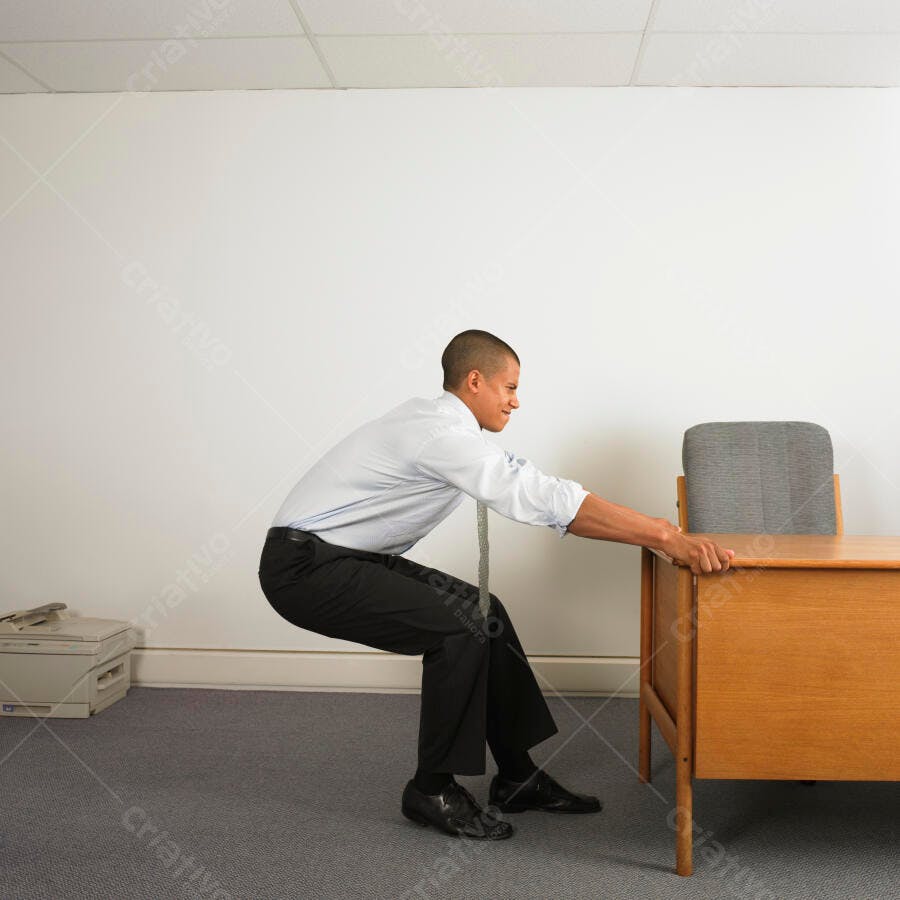 Homem de negócios movendo mesa no escritório