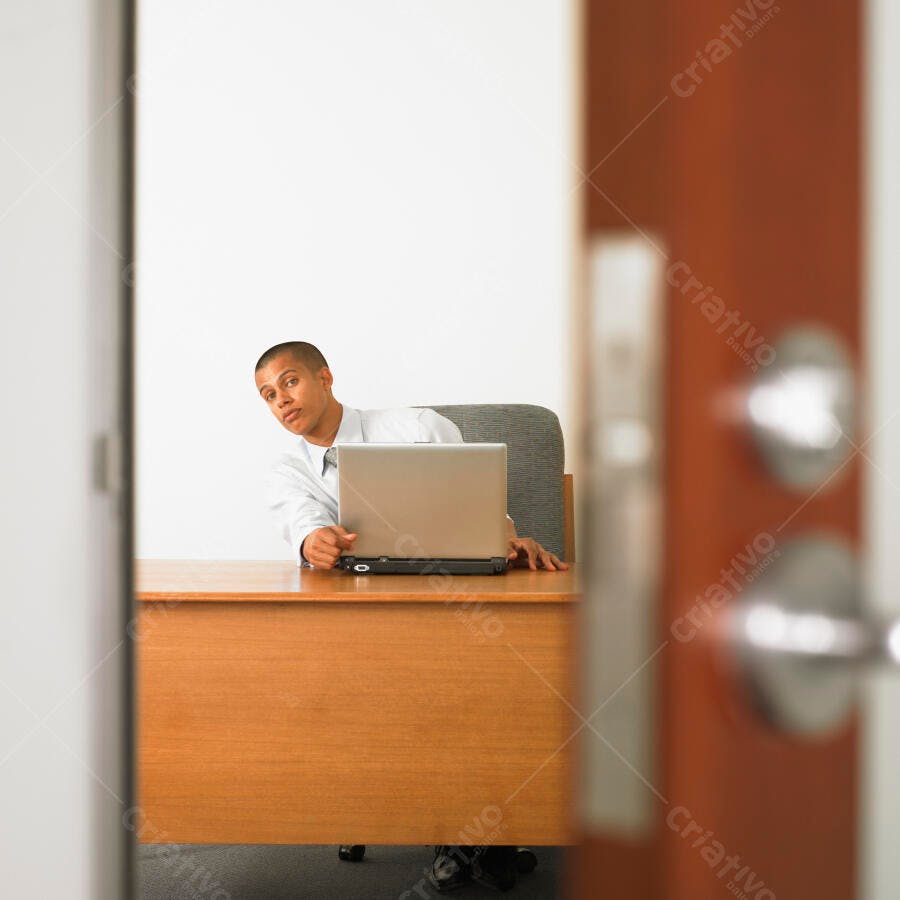 Homem de Negócios em Escritório com Laptop