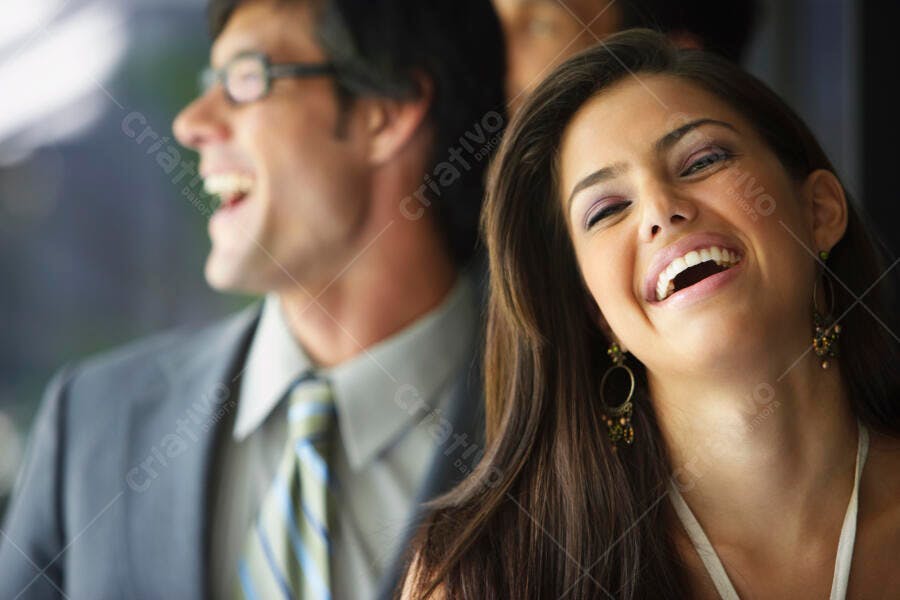 Mulher e homem rindo alegremente