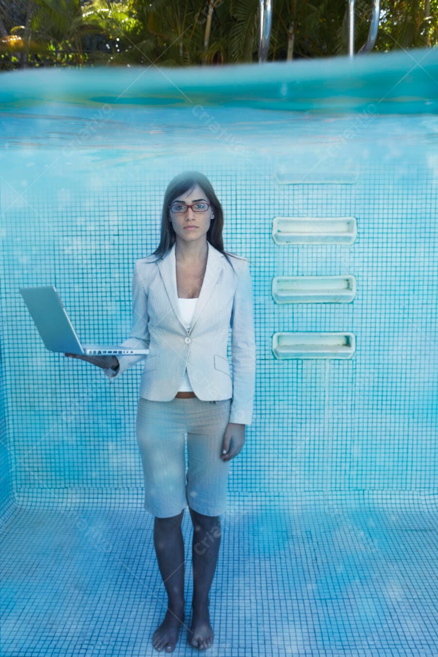 Mulher de negócios na piscina com laptop