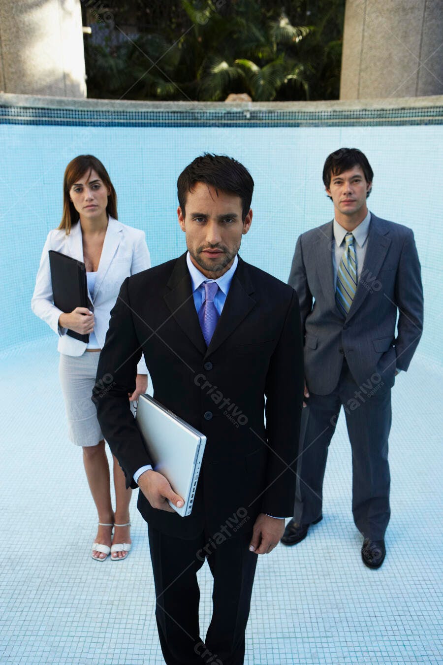 Equipe de negócios em frente a piscina