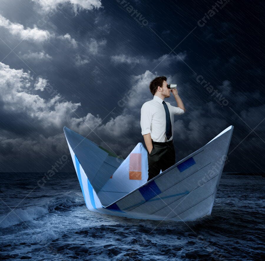 Homem de negócios em barco de papel em mar tempestuoso