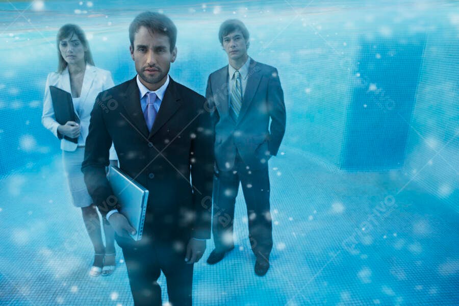 Executivos em Piscina com Neve