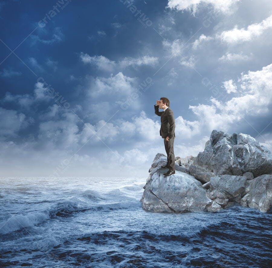 Homem de terno observando o mar agitado