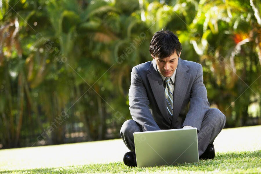 Homem de Negócios Trabalhando em Laptop num Jardim