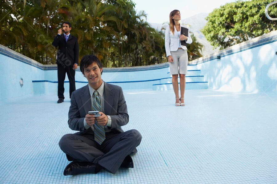 Executivos junto a piscina vazia