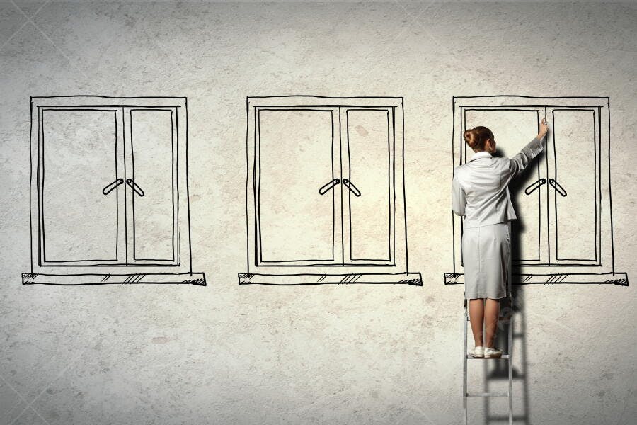 Executiva desenhando portas em parede