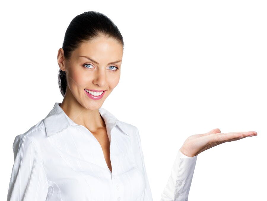 Mulher de negócios sorrindo com mão aberta