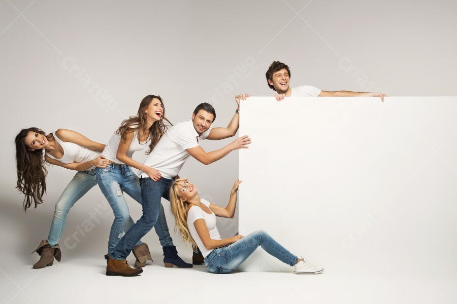 Amigos jovens segurando cartaz branco
