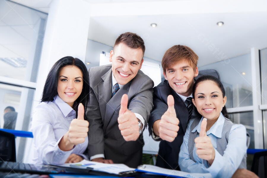 Equipe de negócios mostrando positivo