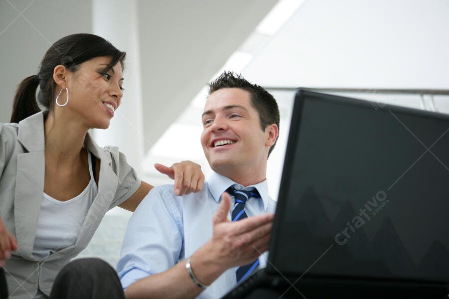 Colegas analisando projeto em notebook