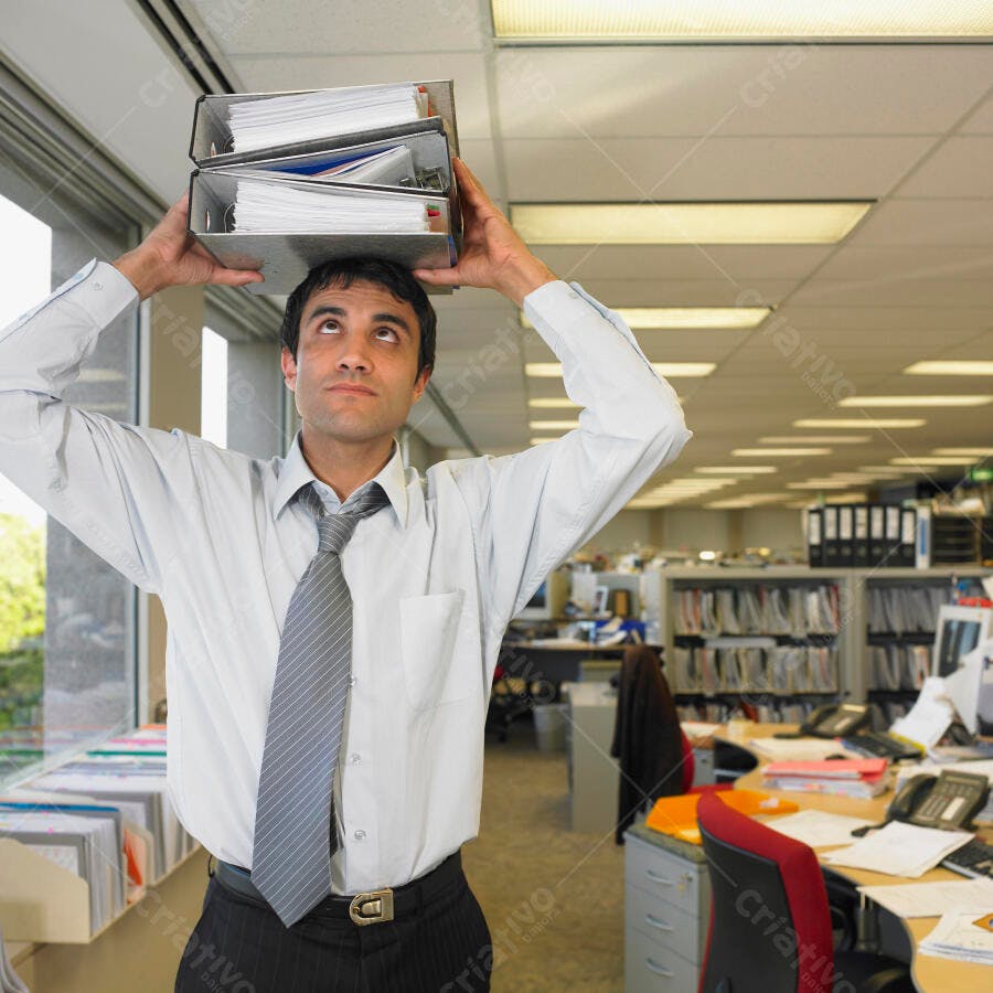 Homem de camisa carregando pastas no escritório