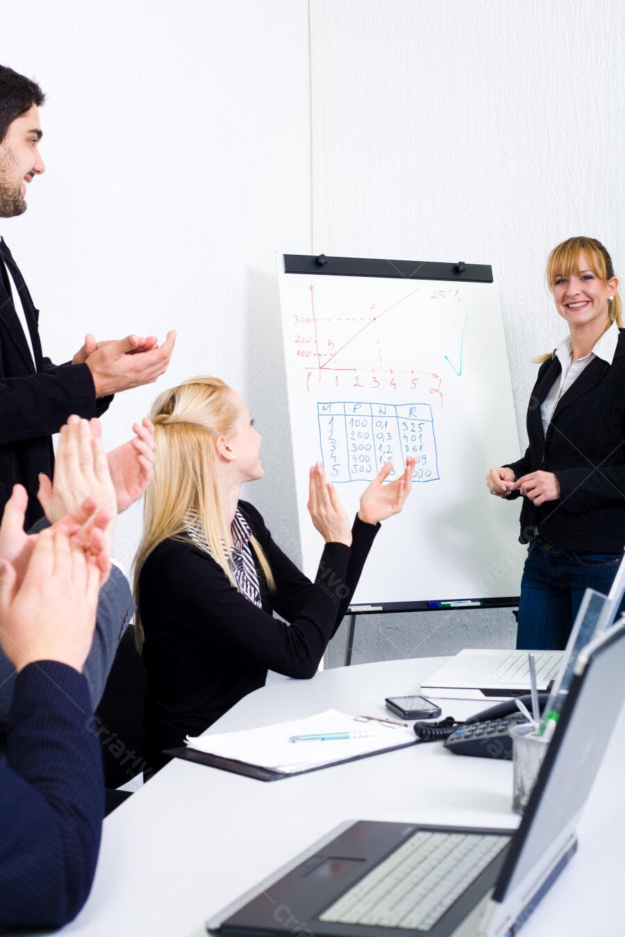 Apresentação de negócios equipe aplaudindo