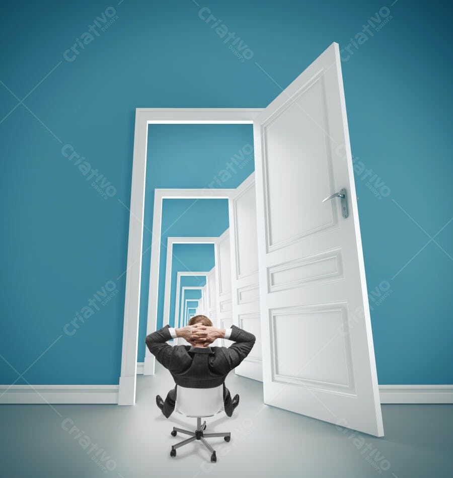 Homem em cadeira diante de portas abertas